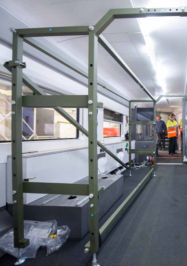 Staplade fraktcontainrar i en industrihamn.